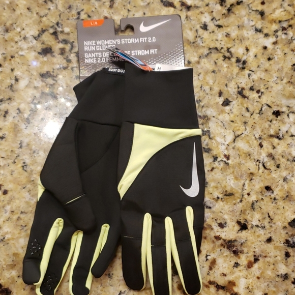nike storm fit gloves